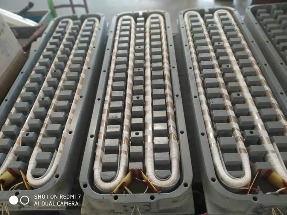 Previnutý elektromagnet z brúsky